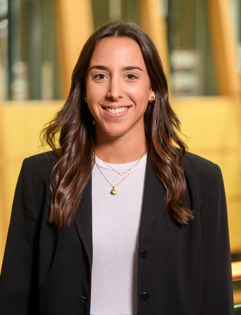Cristina De la Torre (MBA’26) headshot